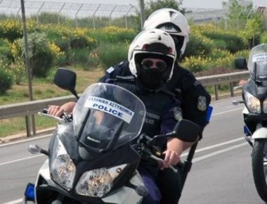 Ιωάννινα: Επεσε στη λίμνη και την έσωσε αστυνομικός της Αμεσης Δράσης